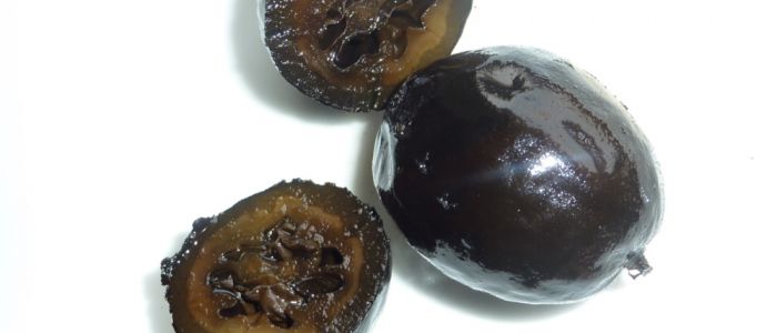 Schwarze Nüsse, gemacht aus gürnen Nüssen.